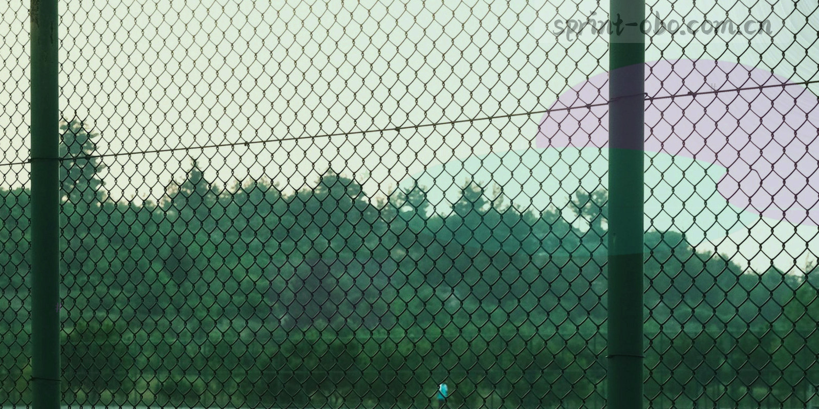 高原赛道沿山脊延伸的全景，天空开阔云层稀薄